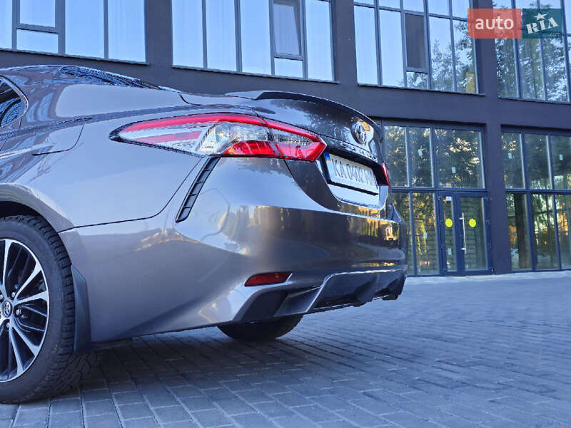 Седан Toyota Camry 2018 в Полтаве