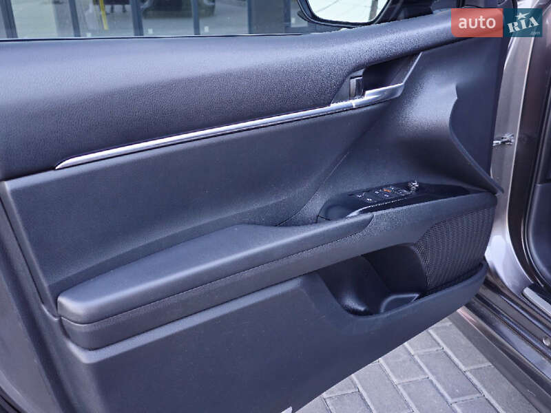 Седан Toyota Camry 2018 в Полтаве