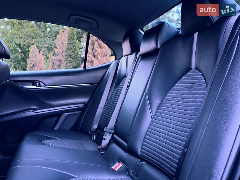 Седан Toyota Camry 2018 в Полтаве