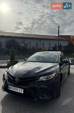 Седан Toyota Camry 2017 в Рівному