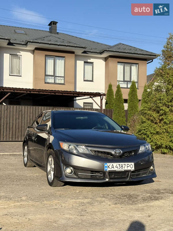 Седан Toyota Camry 2014 в Киеве