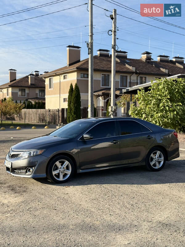 Седан Toyota Camry 2014 в Киеве
