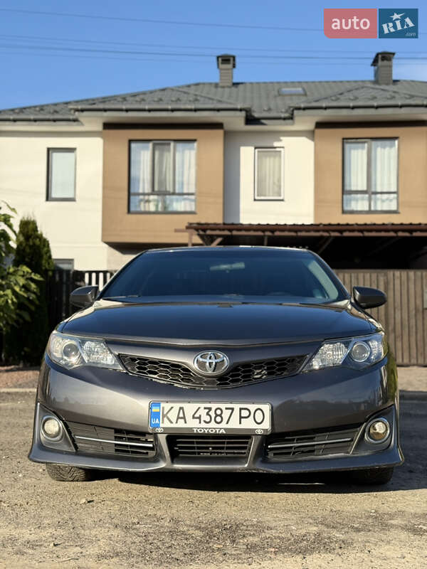 Седан Toyota Camry 2014 в Киеве