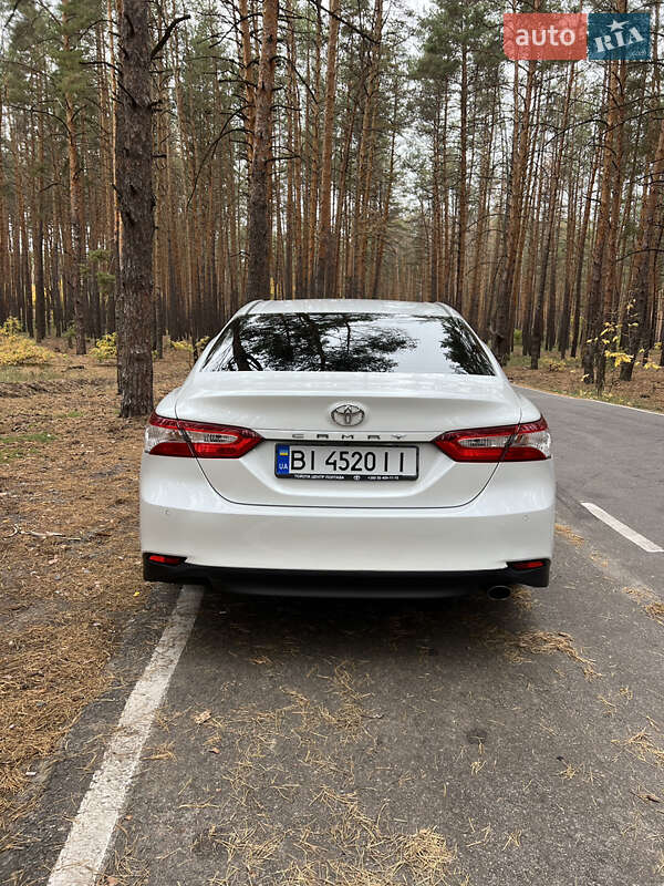 Седан Toyota Camry 2018 в Валках