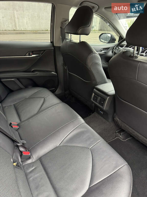 Седан Toyota Camry 2023 в Киеве