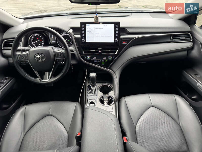 Седан Toyota Camry 2023 в Киеве