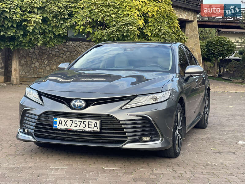 Седан Toyota Camry 2023 в Рівному