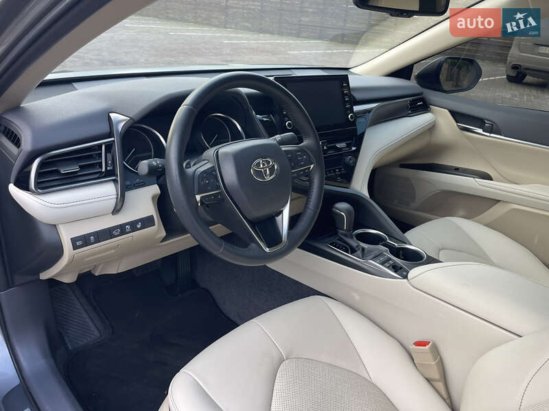 Седан Toyota Camry 2023 в Рівному
