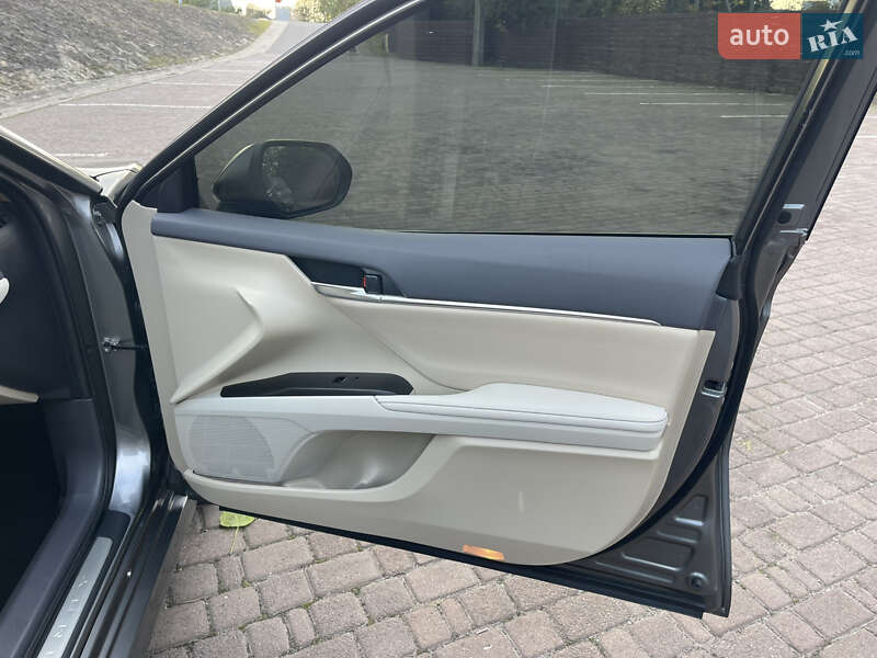 Седан Toyota Camry 2023 в Рівному