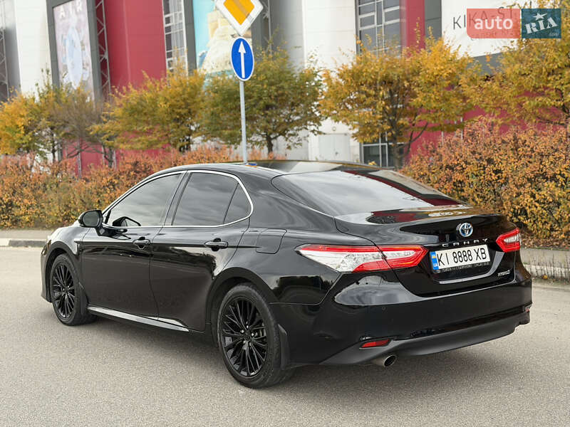 Седан Toyota Camry 2019 в Киеве