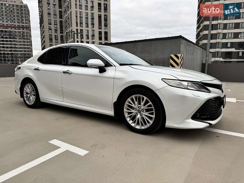 Седан Toyota Camry 2018 в Києві