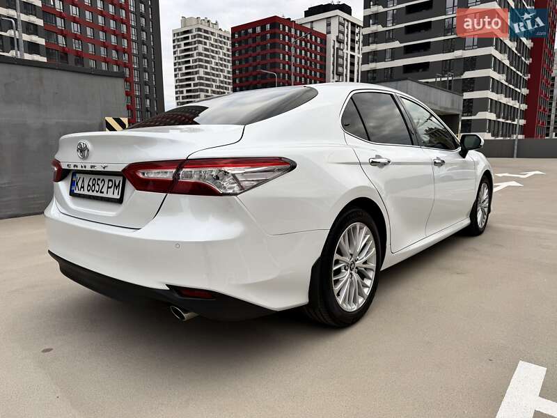 Седан Toyota Camry 2018 в Києві