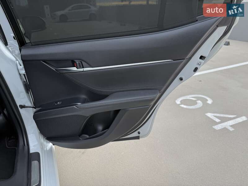 Седан Toyota Camry 2018 в Києві