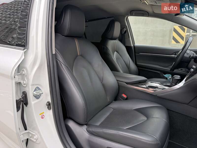 Седан Toyota Camry 2018 в Києві