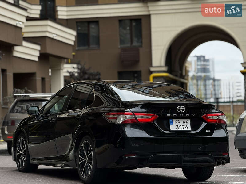 Седан Toyota Camry 2018 в Киеве