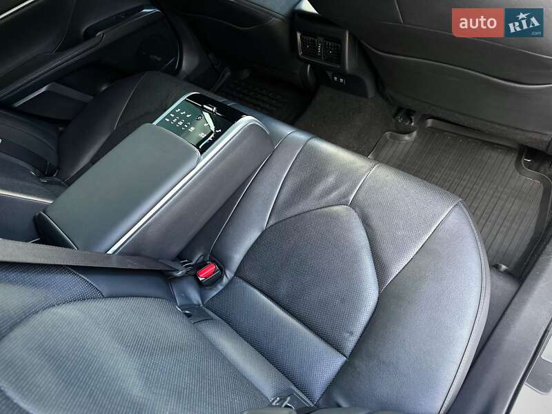 Седан Toyota Camry 2021 в Киеве