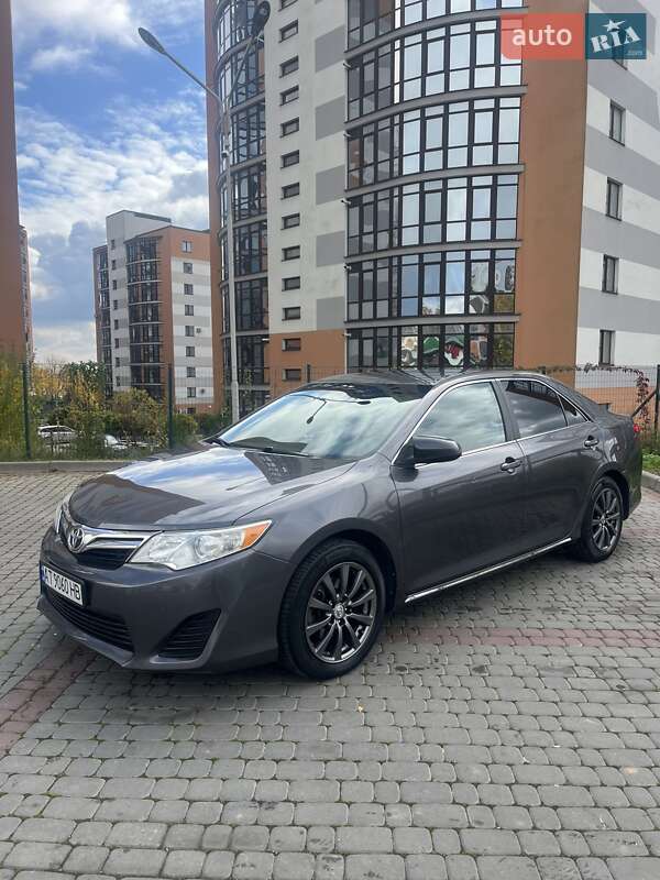 Седан Toyota Camry 2014 в Ивано-Франковске