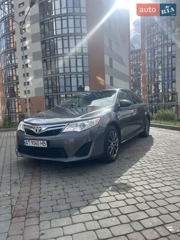 Седан Toyota Camry 2014 в Ивано-Франковске