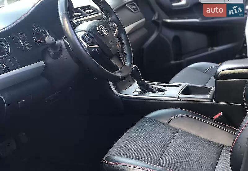 Седан Toyota Camry 2015 в Киеве