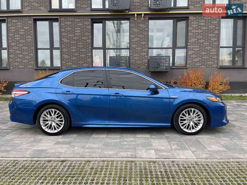 Седан Toyota Camry 2018 в Львове