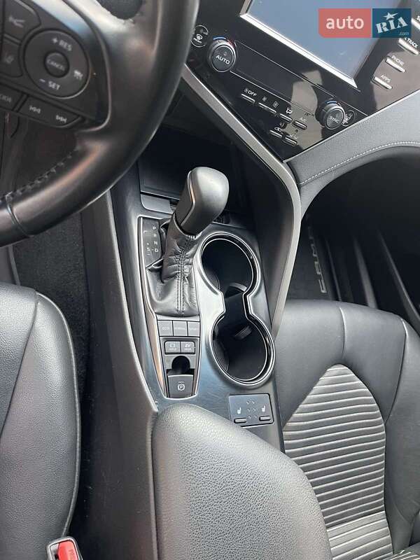 Седан Toyota Camry 2018 в Львове