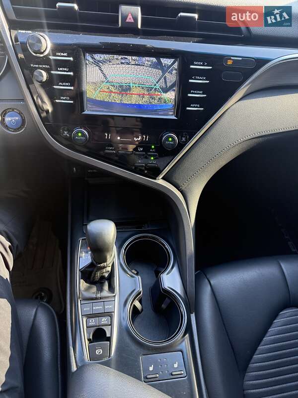 Седан Toyota Camry 2018 в Львове