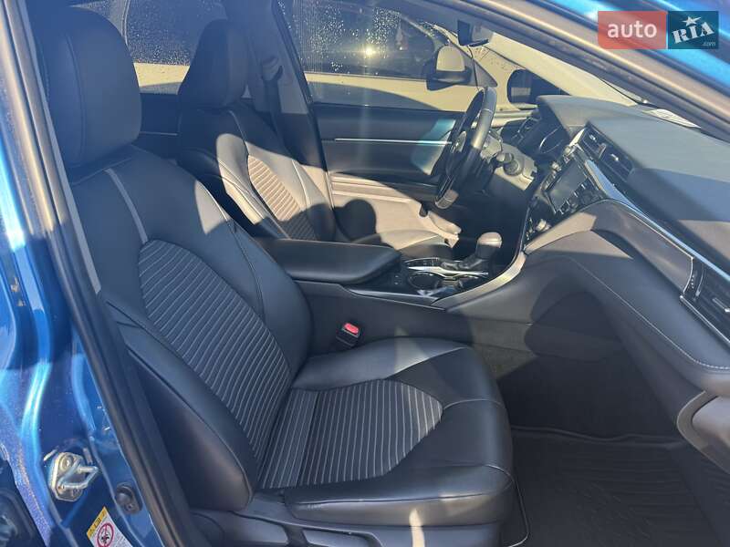 Седан Toyota Camry 2018 в Львове