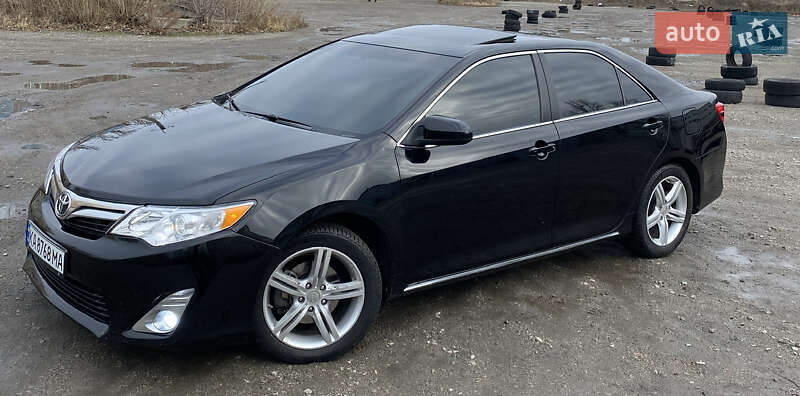 Седан Toyota Camry 2014 в Киеве