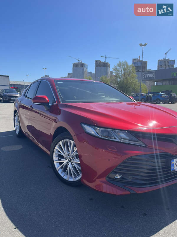 Седан Toyota Camry 2018 в Львові