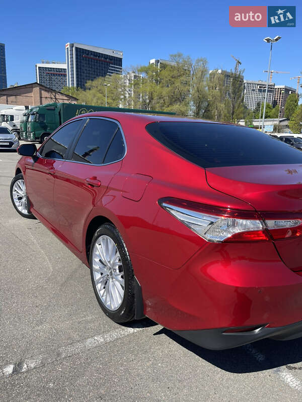 Седан Toyota Camry 2018 в Львові