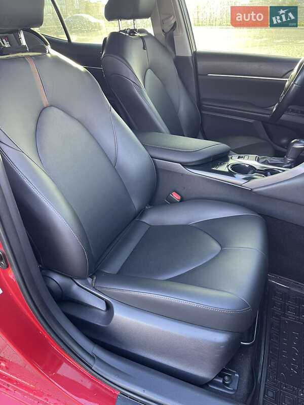 Седан Toyota Camry 2018 в Львові