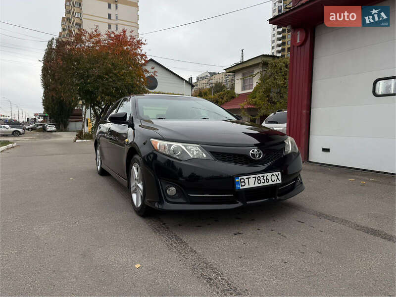 Седан Toyota Camry 2013 в Вишгороді