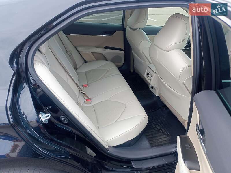 Седан Toyota Camry 2021 в Ровно