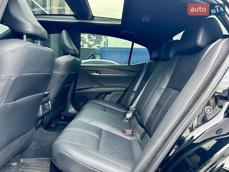 Седан Toyota Camry 2024 в Києві