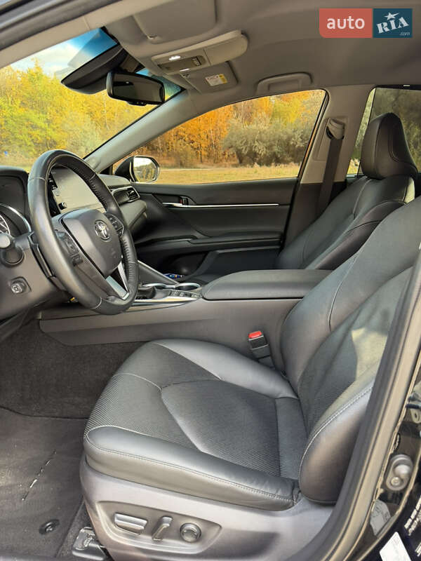 Седан Toyota Camry 2022 в Днепре