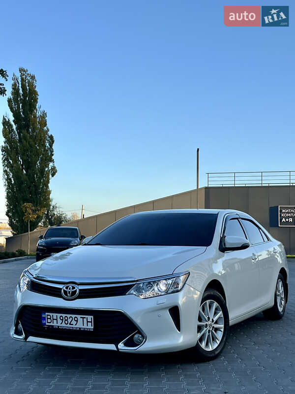 Седан Toyota Camry 2015 в Кропивницком