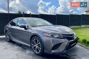 Седан Toyota Camry 2019 в Львові