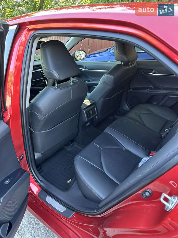 Седан Toyota Camry 2018 в Києві