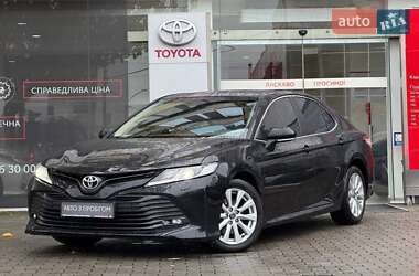 Седан Toyota Camry 2019 в Ужгороді