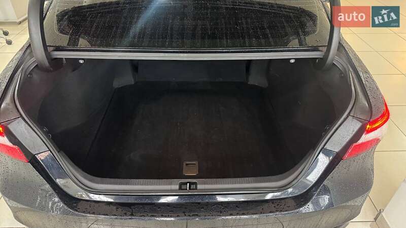 Седан Toyota Camry 2019 в Ужгороді