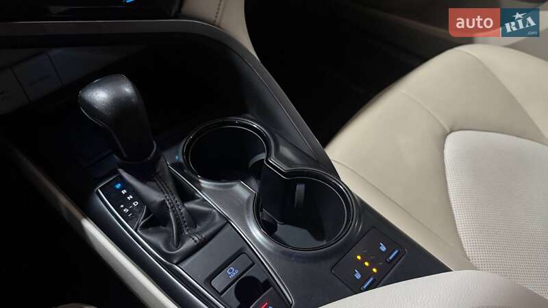 Седан Toyota Camry 2019 в Ужгороді