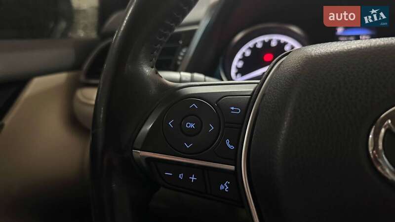 Седан Toyota Camry 2019 в Ужгороді