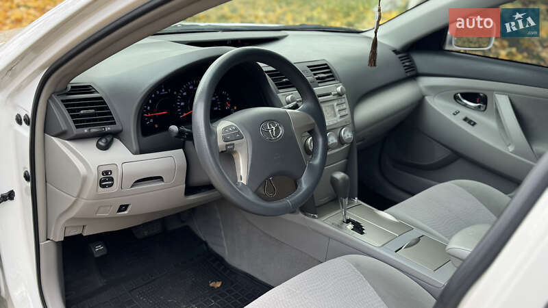 Седан Toyota Camry 2011 в Виннице