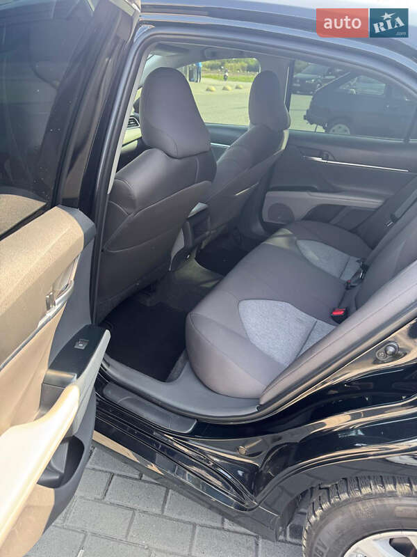 Седан Toyota Camry 2019 в Жовкве