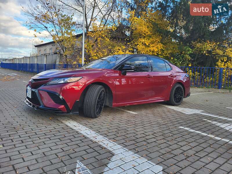 Седан Toyota Camry 2018 в Тернополе