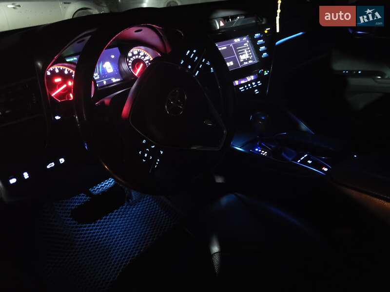 Седан Toyota Camry 2018 в Тернополе