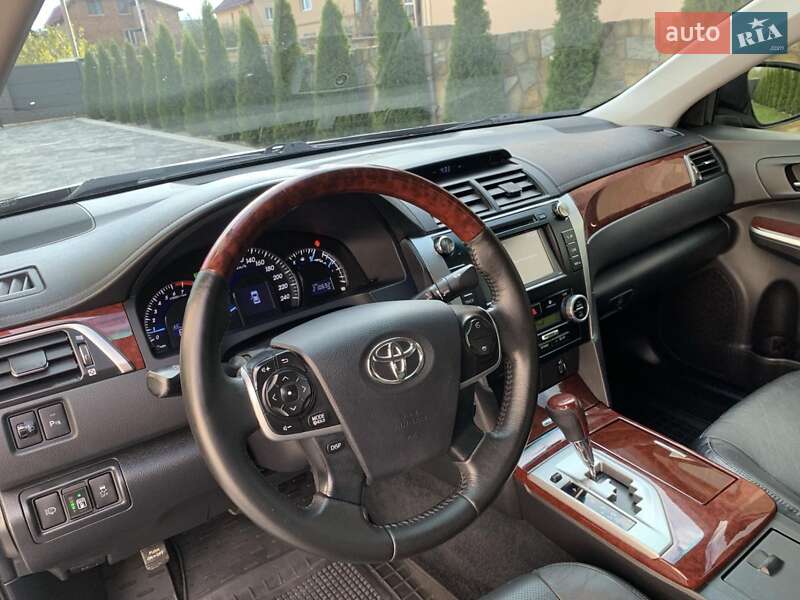 Седан Toyota Camry 2013 в Івано-Франківську
