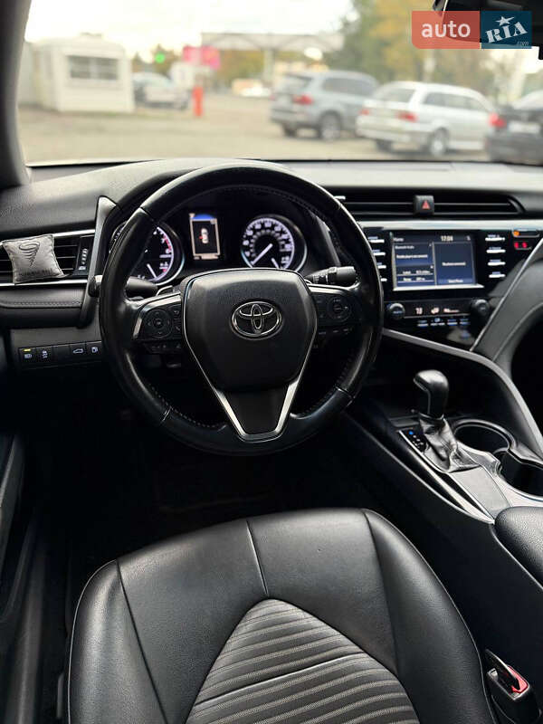 Седан Toyota Camry 2017 в Дніпрі