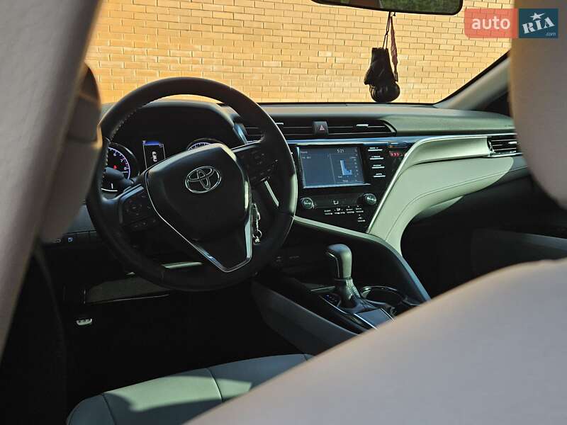 Седан Toyota Camry 2018 в Киеве