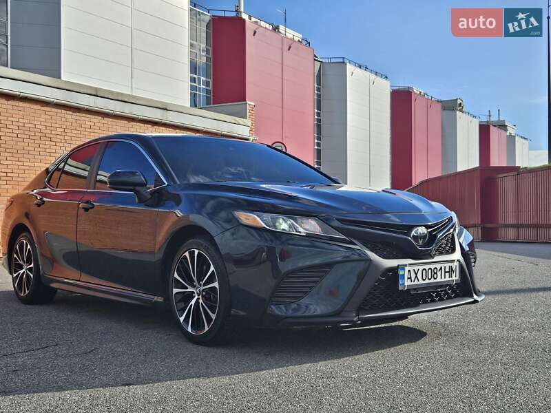 Седан Toyota Camry 2018 в Киеве